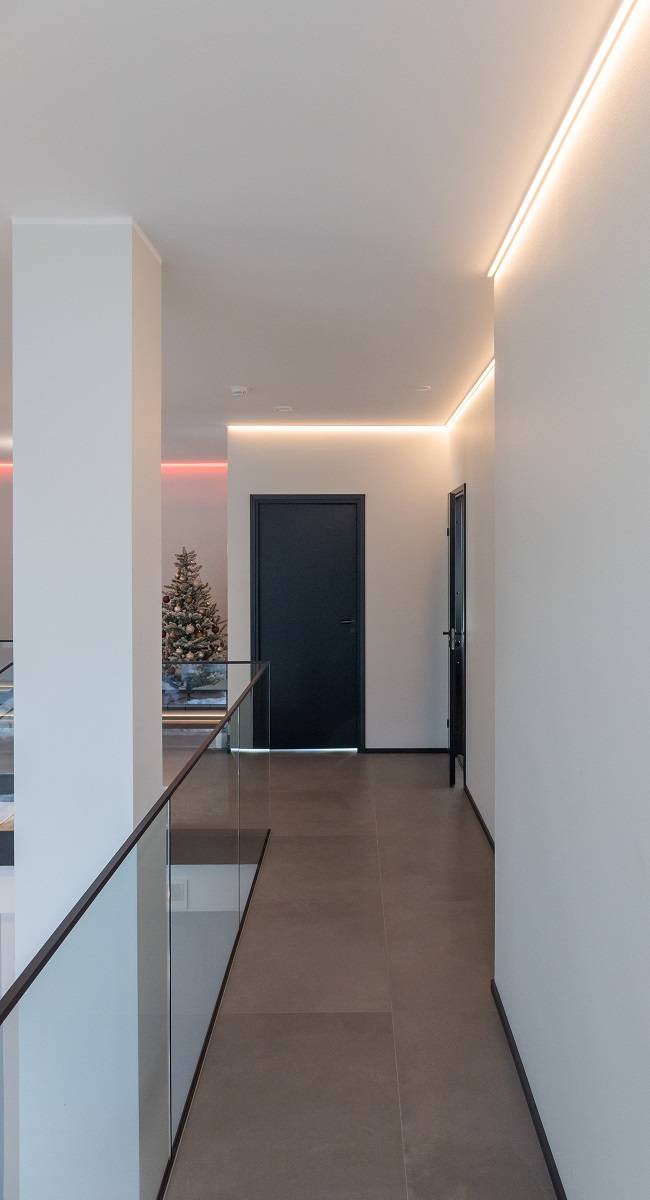 Plataforma superior iluminada por tira de LED.