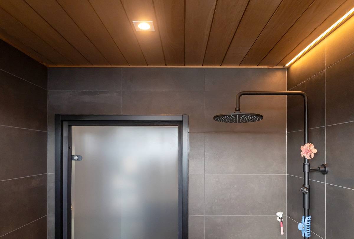 Baño iluminado con tira led y foco