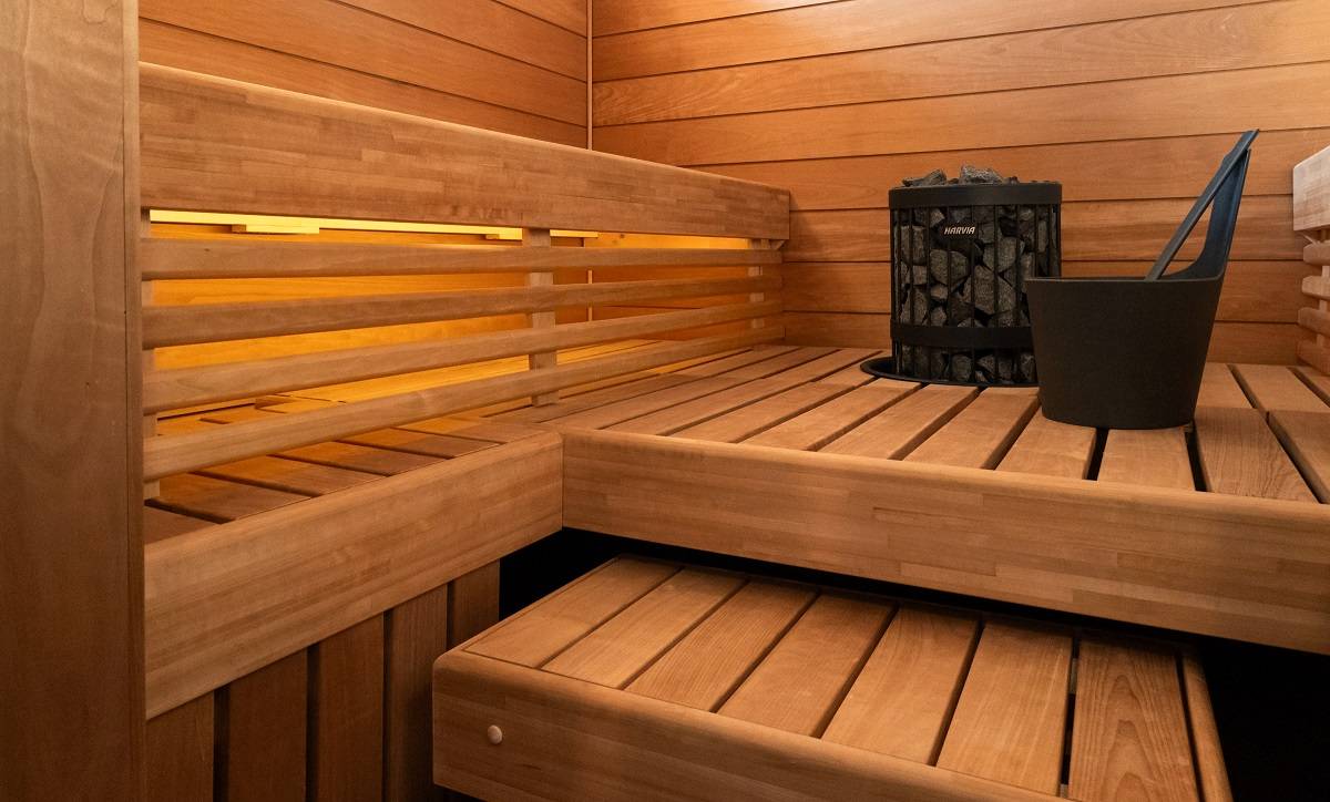 En la sauna bajo el techo tira led.