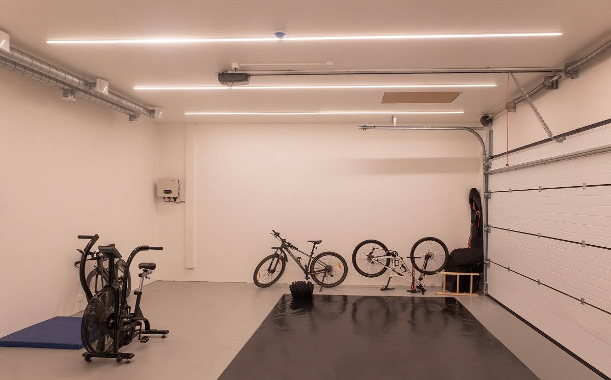 Garaje iluminado con tira led.