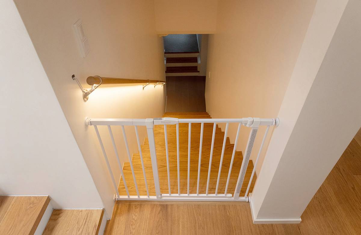 La tira de LED instalada debajo de la barandilla de la escalera ilumina los peldaños hacia abajo.