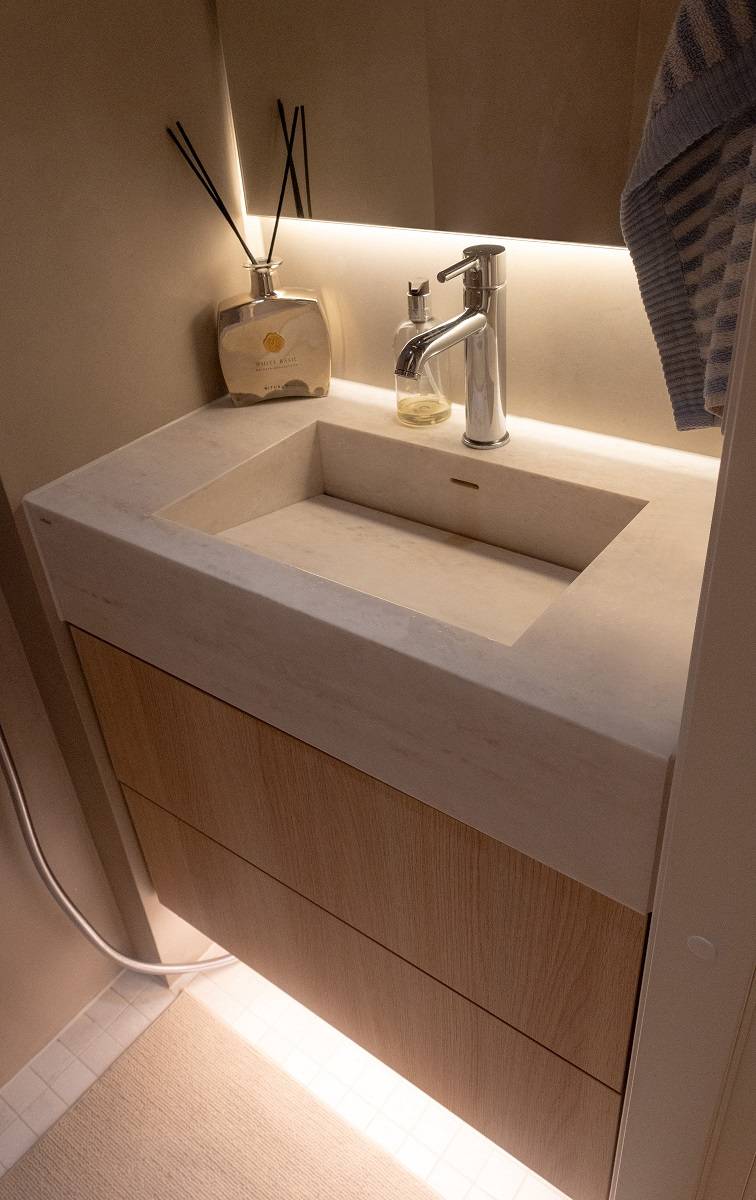 Una tira de LED situada detrás del espejo ilumina la encimera del lavabo.