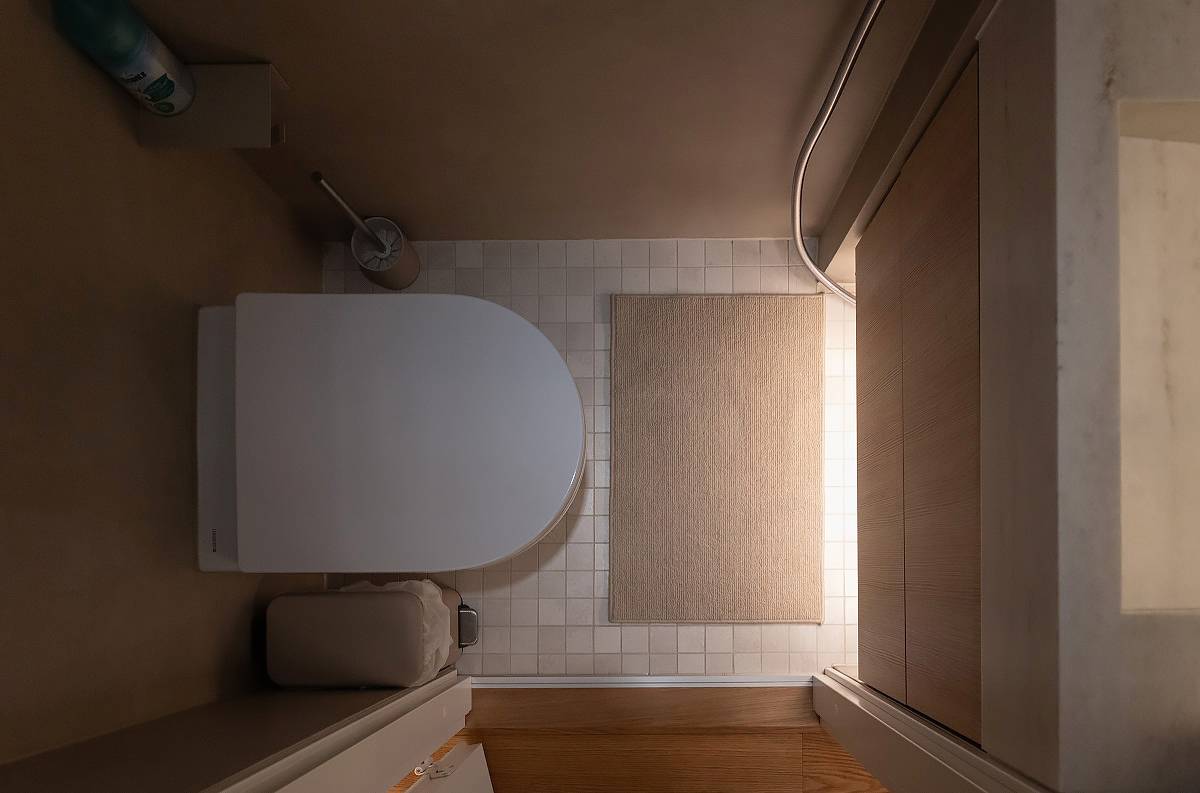 Tira de LED colocada debajo del mueble del lavabo del baño.