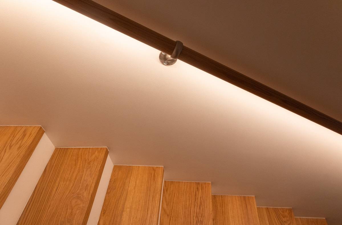 Tira de LED en la barandilla de la escalera.
