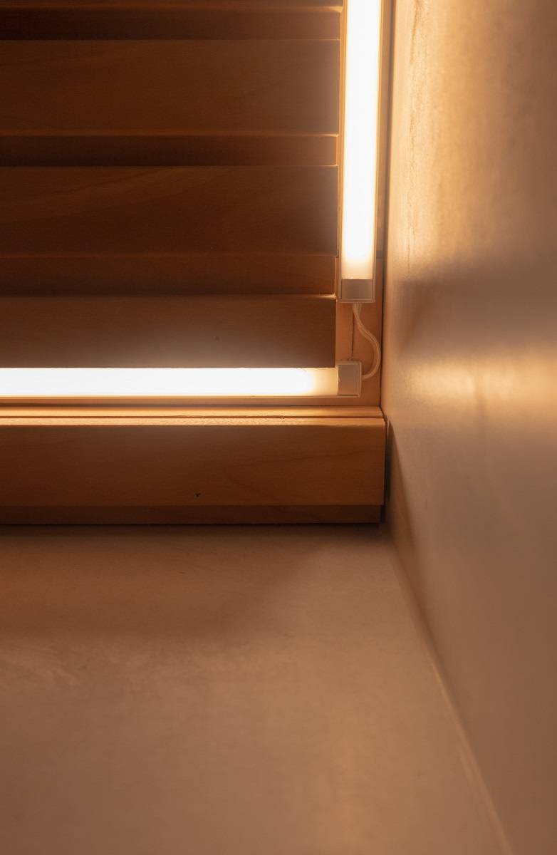 Primer plano de la instalación de una tira de LED en el techo del baño.