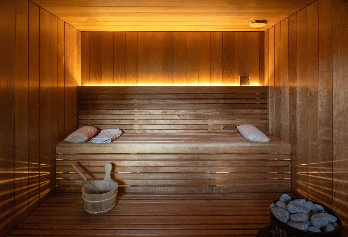 Tira de LED instalada debajo de los bancos de la sauna y detrás del respaldo.