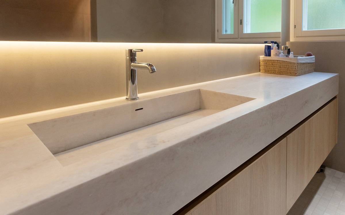 Una tira de LED situada detrás del espejo ilumina la encimera del lavabo.