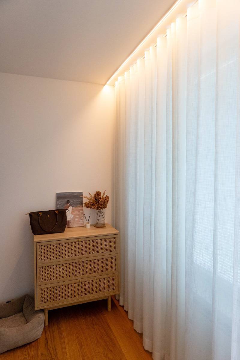 En el dormitorio también se ha instalado una tira de LED detrás del zócalo, de modo que la fuente de luz queda oculta.