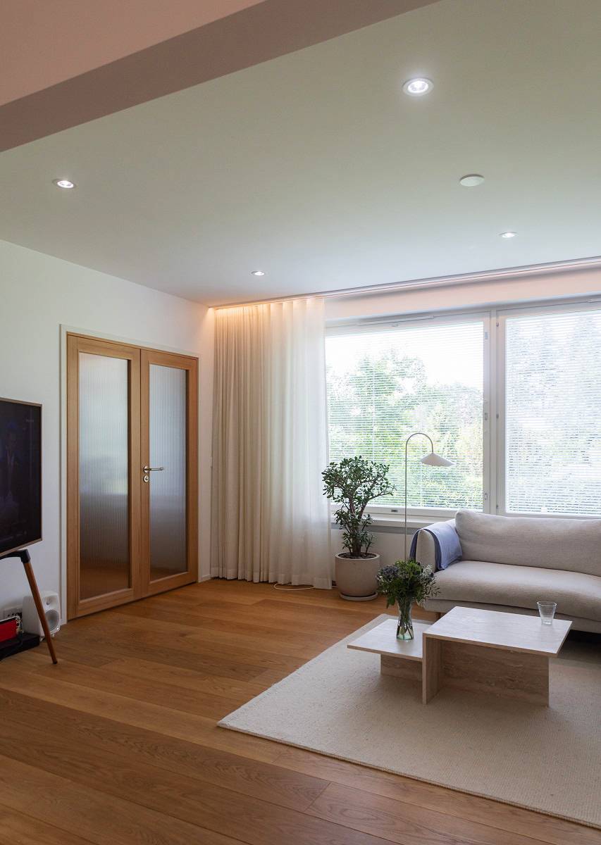 Las lámparas colgantes se han dispuesto simétricamente en la habitación para proporcionar luz general.