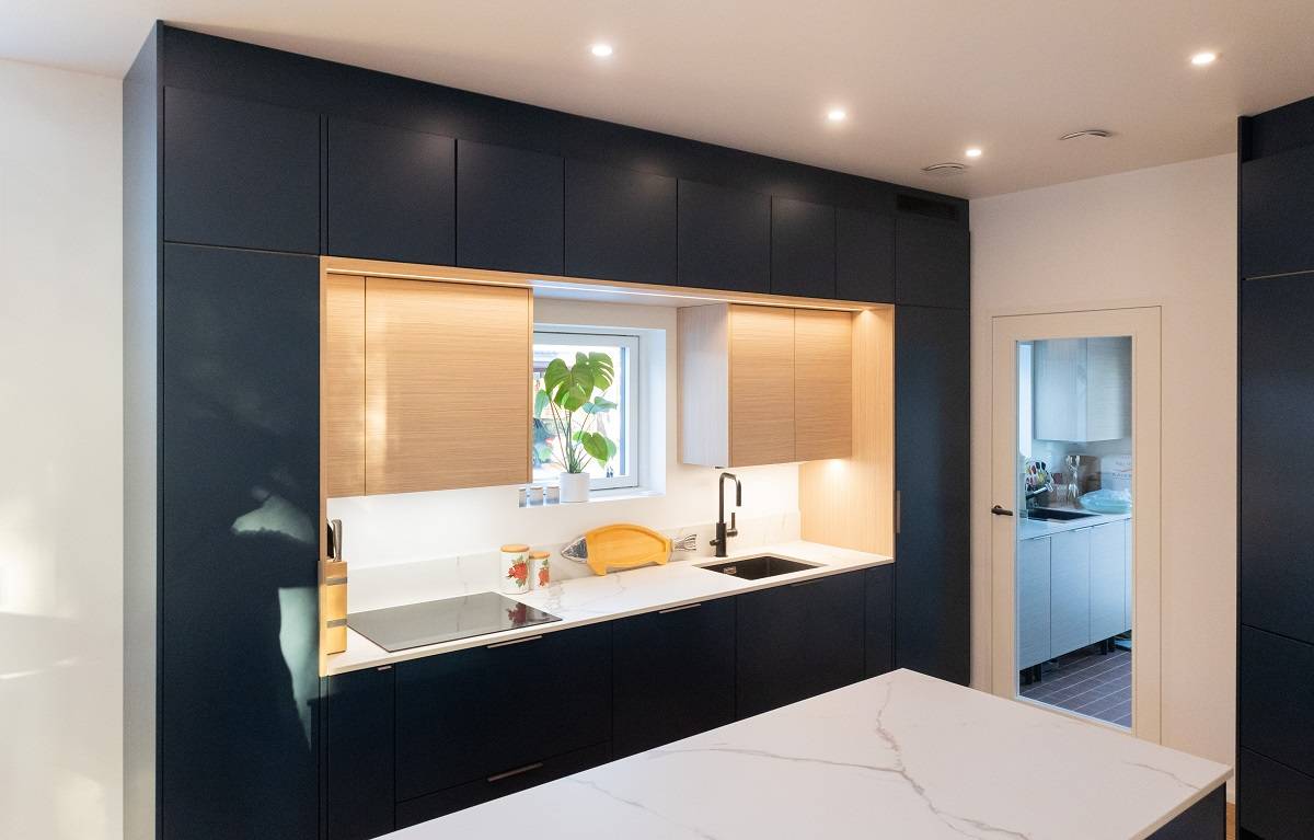 Iluminación de la encimera de la cocina con tira de LED y focos empotrados en el techo.