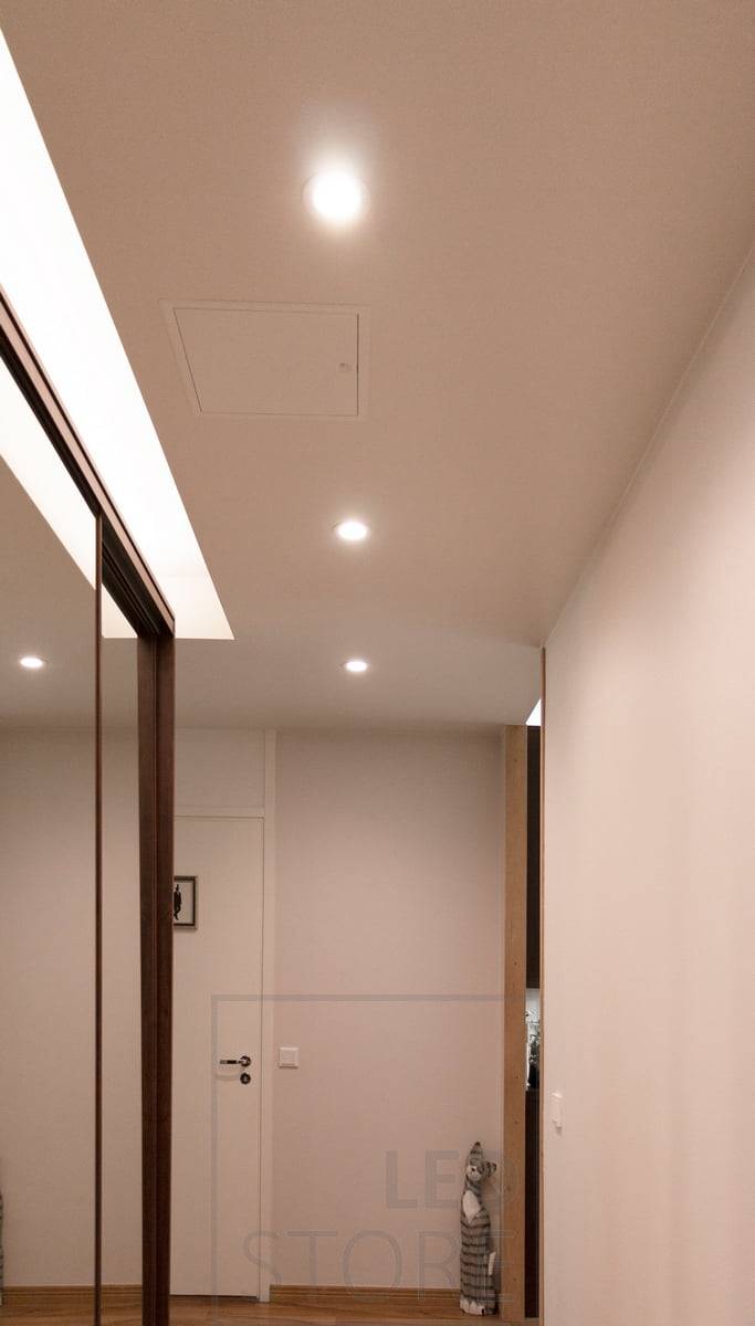 Iluminación de vestíbulo con focos regulables CCT y tira de LED, blanco cálido regulable. LedStore.fi