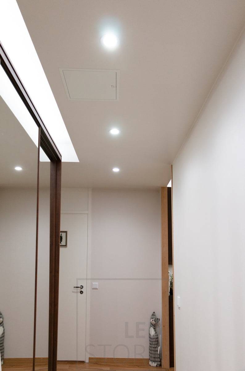 Iluminación de vestíbulo con focos regulables CCT y tira de LED, blanco frío. LedStore.fi