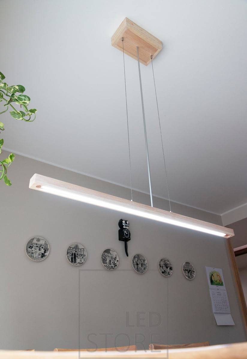 Luminaria de cocina fabricada por el cliente con tira de LED CCT y perfil de aluminio empotrado en un marco de madera. Fuente de alimentación de control inalámbrico en la taza del techo. LedStore.fi