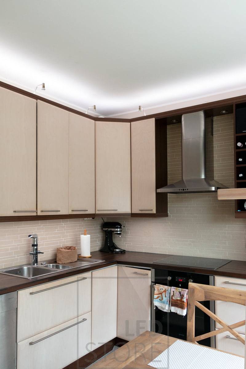 La cocina se equipó con tiras de LED CCT en perfil de aluminio para iluminación adicional encima de los armarios y en las encimeras. Regulación inalámbrica y control CCT. LedStore.fi