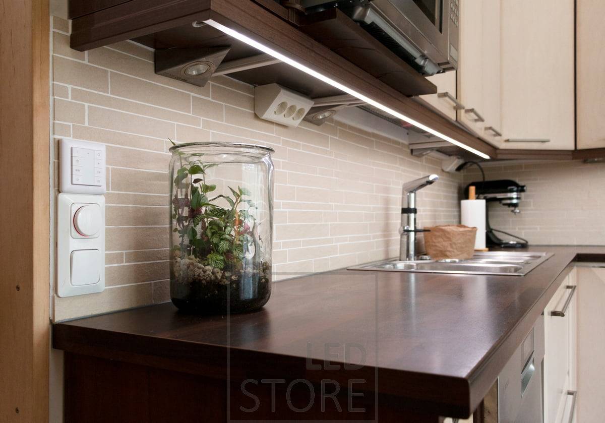 Los halógenos de esquina y la tira de LED son adecuados para la iluminación de encimeras, ya que la tira de LED se monta en el borde delantero de la encimera y los halógenos en el borde trasero. LedStore.fi
