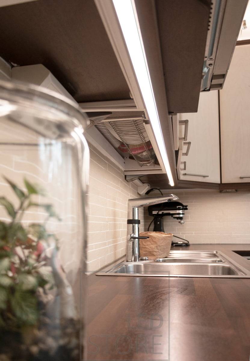 Las tiras de LED Solo CCT aportan una luz uniforme a su encimera. LedStore.fi