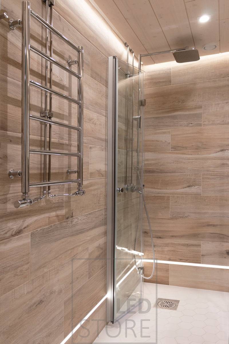 La iluminación indirecta del cuarto de baño funciona en sincronía con los focos, con la misma regulación y temperatura de color en todo momento. LedStore.fi