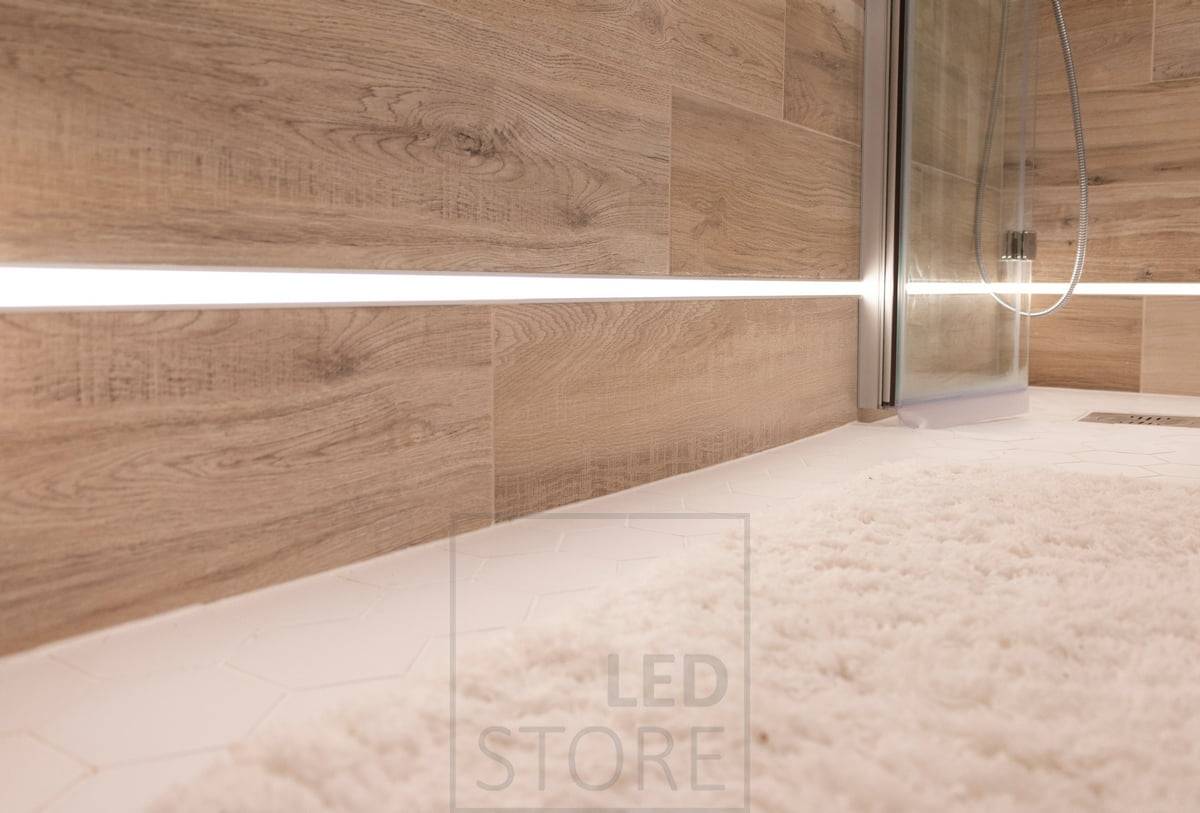 La llamativa tira LED Solo CCT de 7,2 W/m en un perfil empotrado estanco en el cuarto de baño.