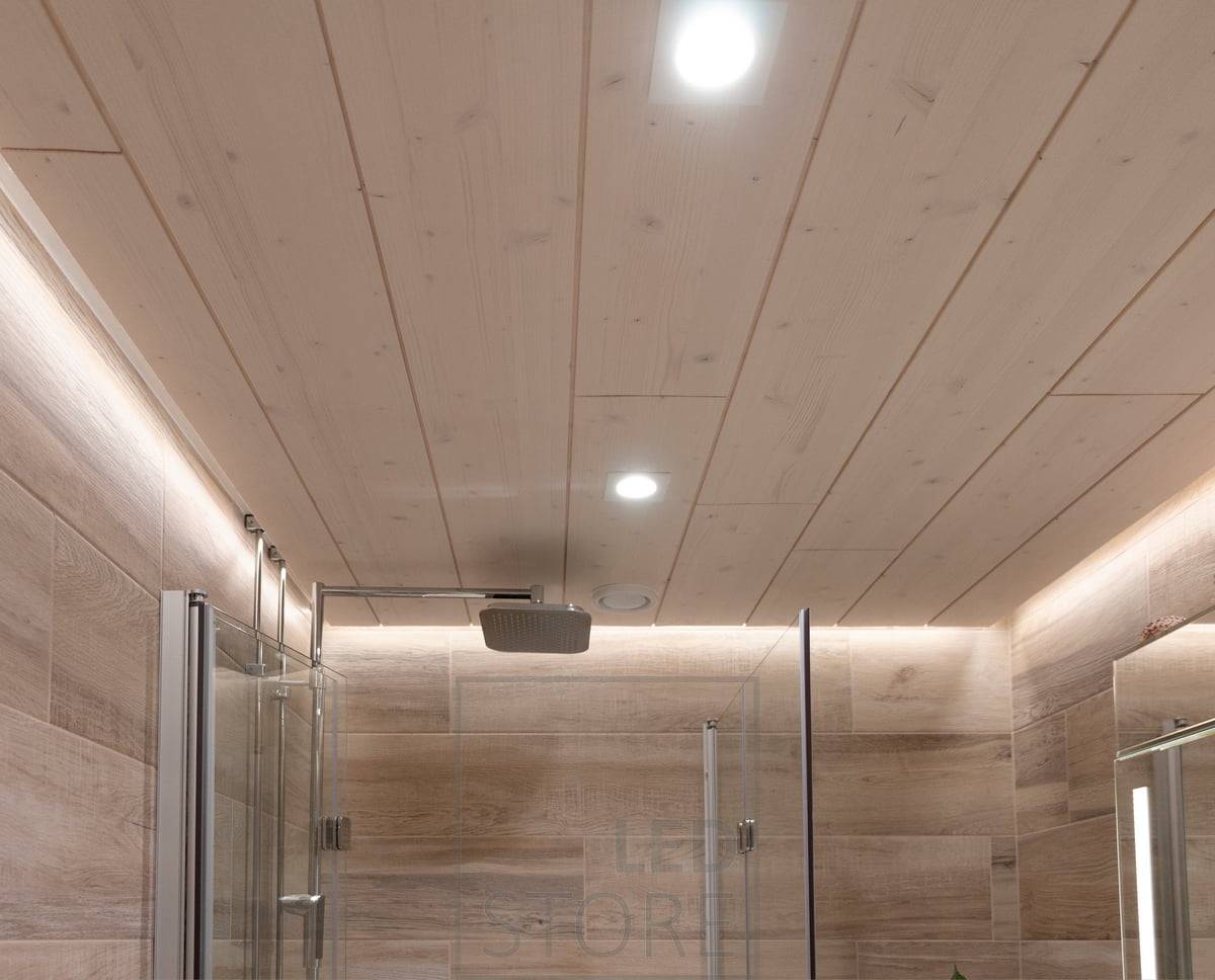 Se realizó una ranura en el panel del techo para todas las paredes del cuarto de baño. Se eligieron 2 focos fijos Kantti de 9 W en el centro de la habitación. LedStore.fi