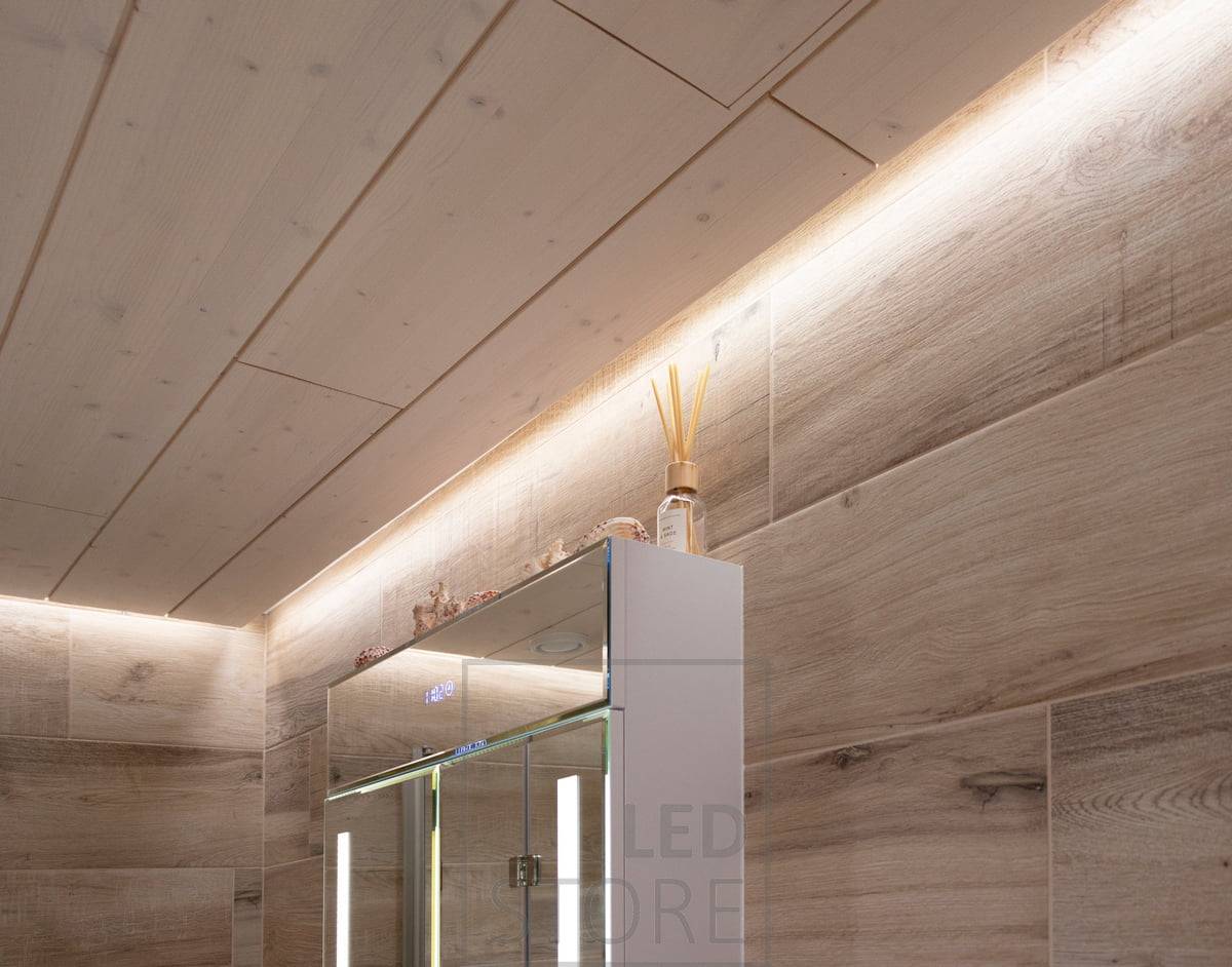 Una tira de LEDs CCT de 7,2 W/m en un perfil de superficie para iluminar la ranura del tejado con belleza. LedStore.fi