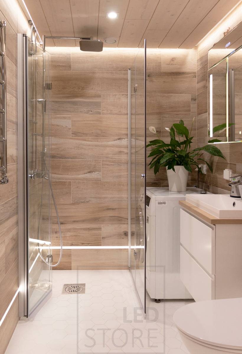 Al cuarto de baño se le dio una gran sensación de spa con luz procedente de varias direcciones. LedStore.fi