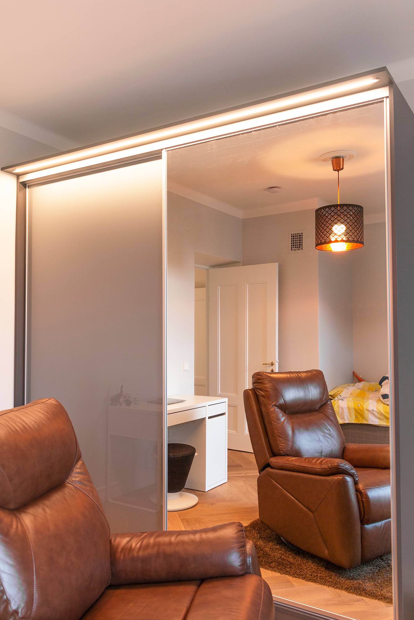 Tira de luz led en caja de perfil enrasado para iluminar el interior de un armario, el espejo y el entorno. Ledstore.fi