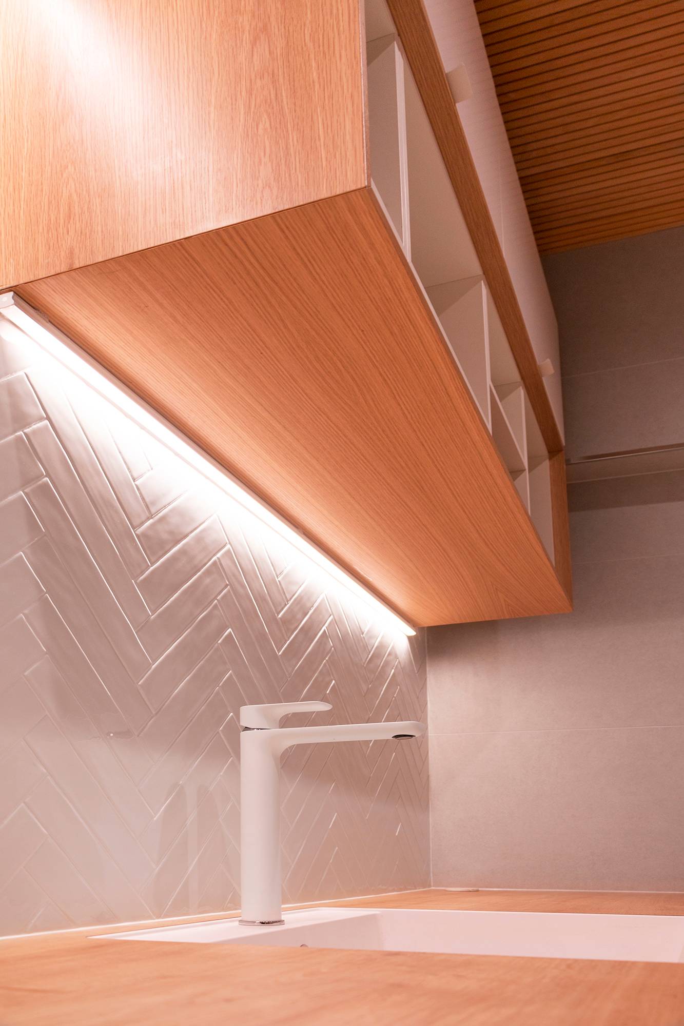 En la esquina del armario, una tira de leds resalta el azulejo y proporciona luz de trabajo. Ledstore.fi