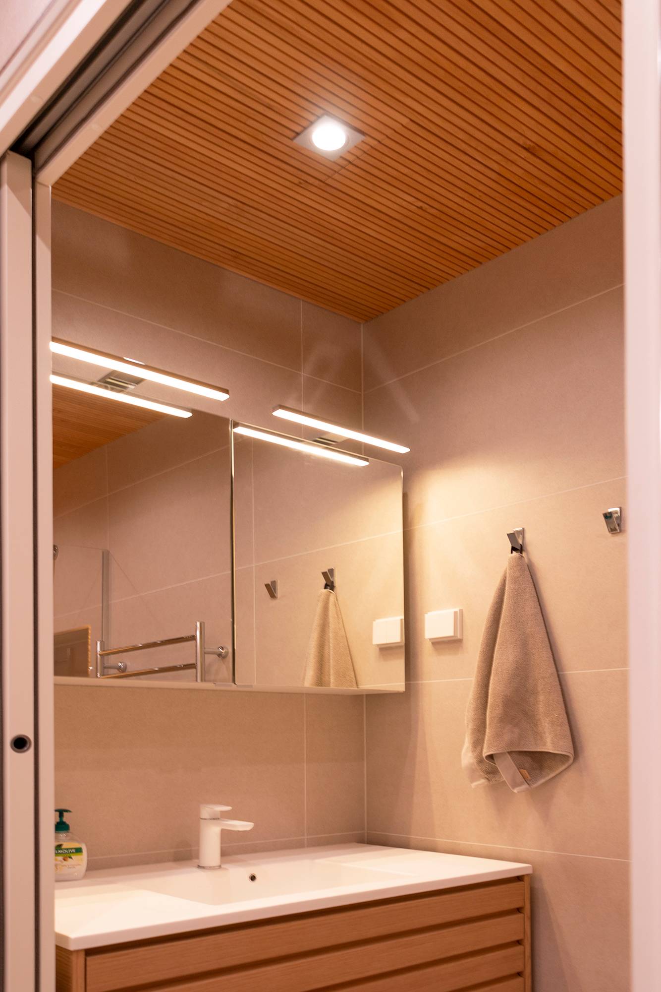 En el techo de un cuarto de baño, un foco CHINESE KANTTI en aluminio cepillado. Ledstore.fi