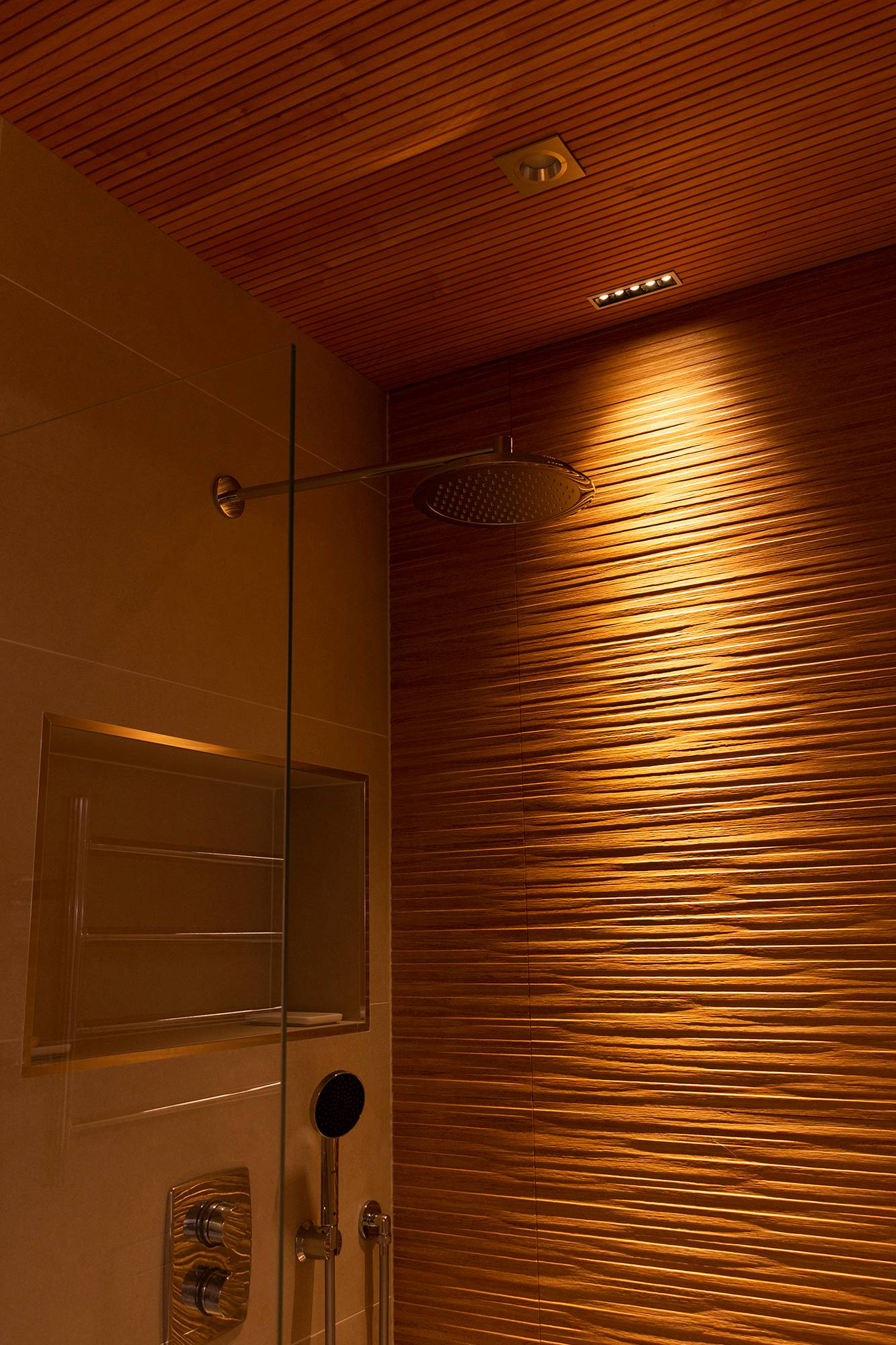 Acento texturizado de pared con luminaria LINJA5. La luminaria es regulable y se puede elegir entre una temperatura de color de luz cálida de 3000K o una temperatura de color neutra de 4000K. Ledstore.fi