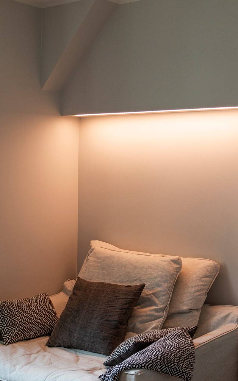 Fondo verde con un cuadrado blanco. En el interior, texto blanco "LED" apilado sobre "STORE". Perfecto para la marca de una tienda de iluminación.