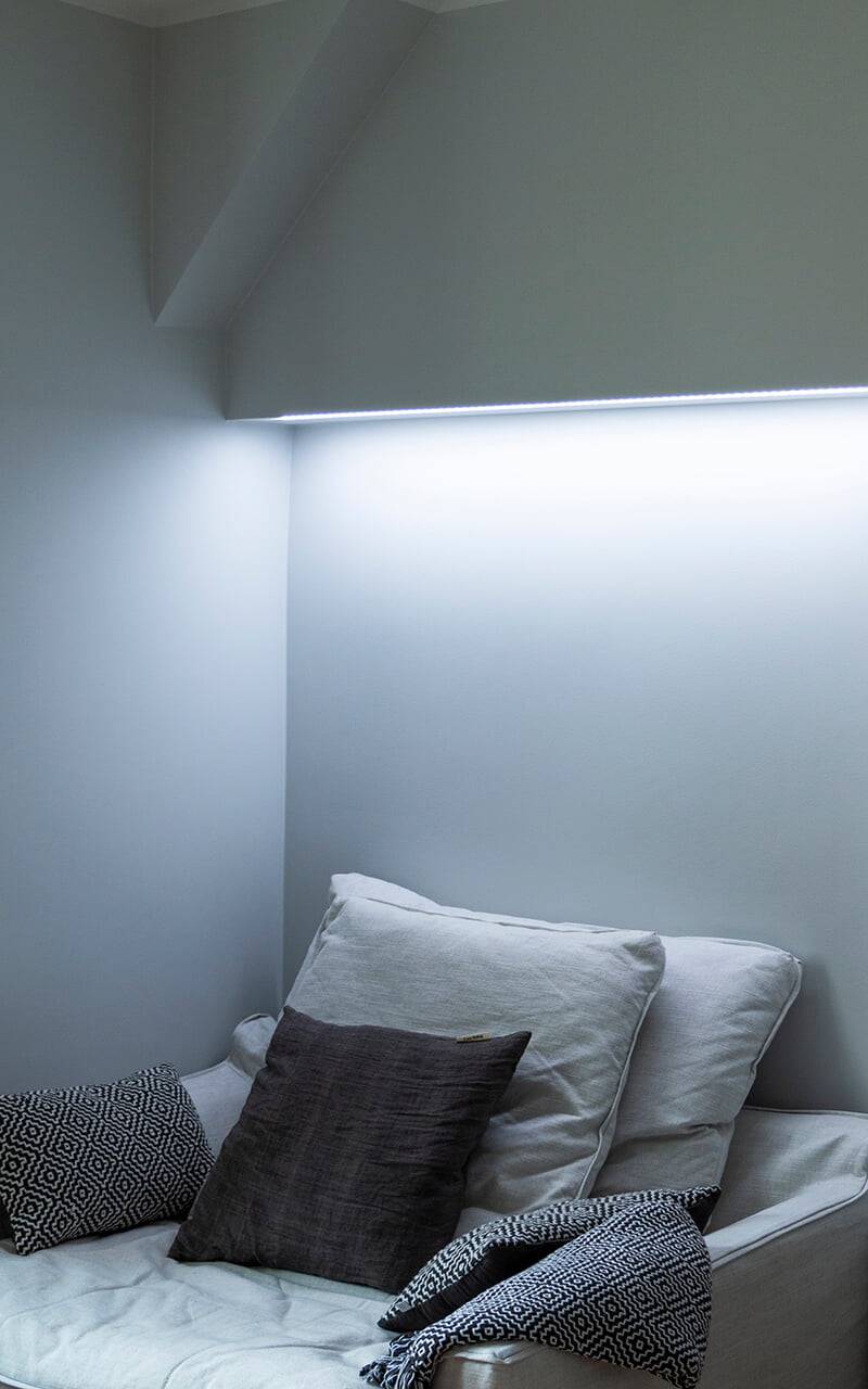 Fondo verde con un cuadrado blanco con el texto "LED STORE" con "LED" apilado encima de "STORE", representando una tienda de iluminación LED.