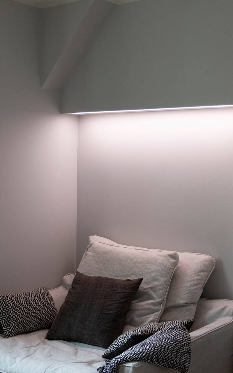 Texto de LED STORE en un cuadrado blanco sobre un fondo verde brillante, destacando las soluciones de iluminación LED.