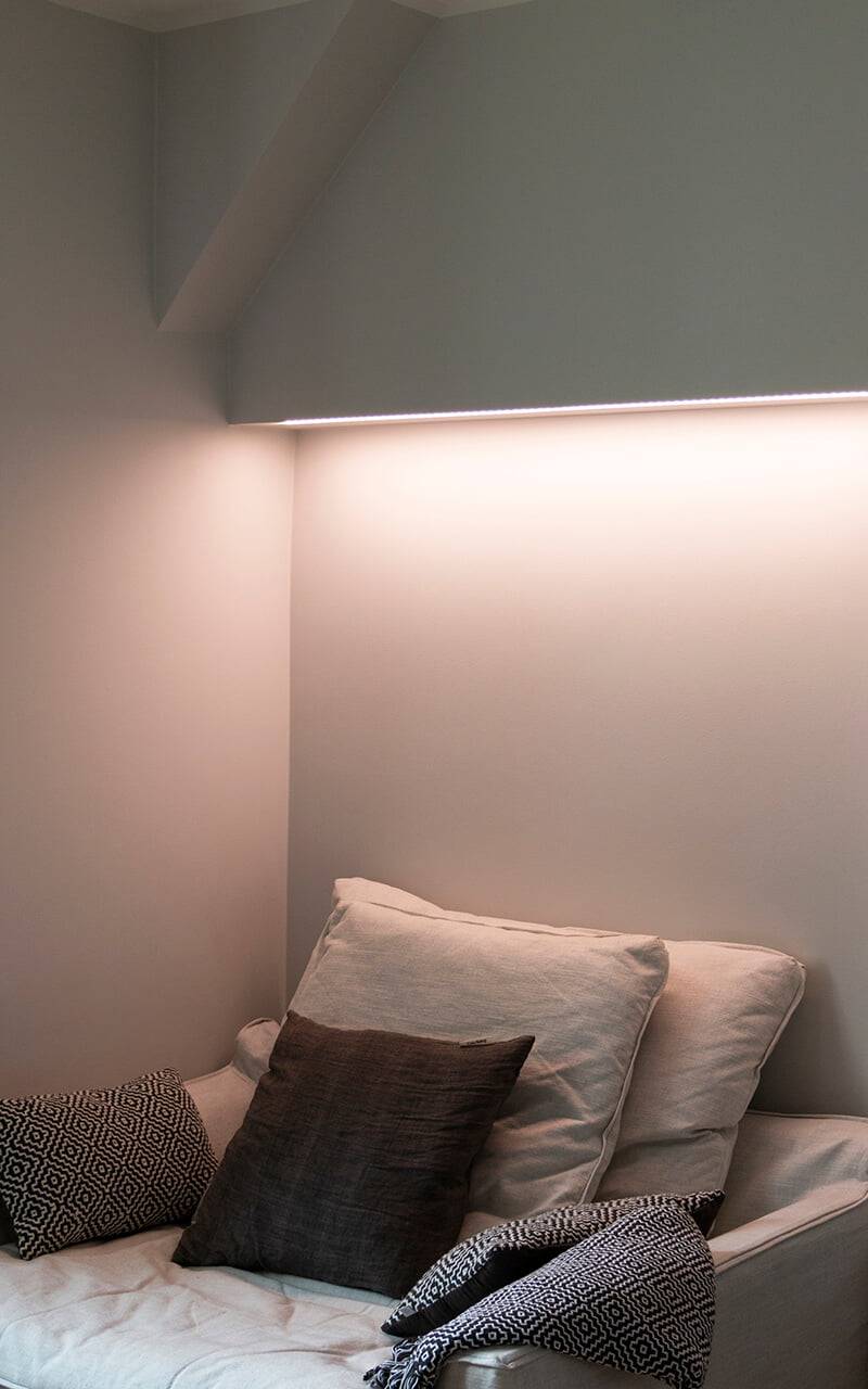 El fondo verde presenta un cuadrado blanco con el texto "LED STORE" en letras mayúsculas blancas y en negrita, destacando las soluciones de iluminación energéticamente eficientes.