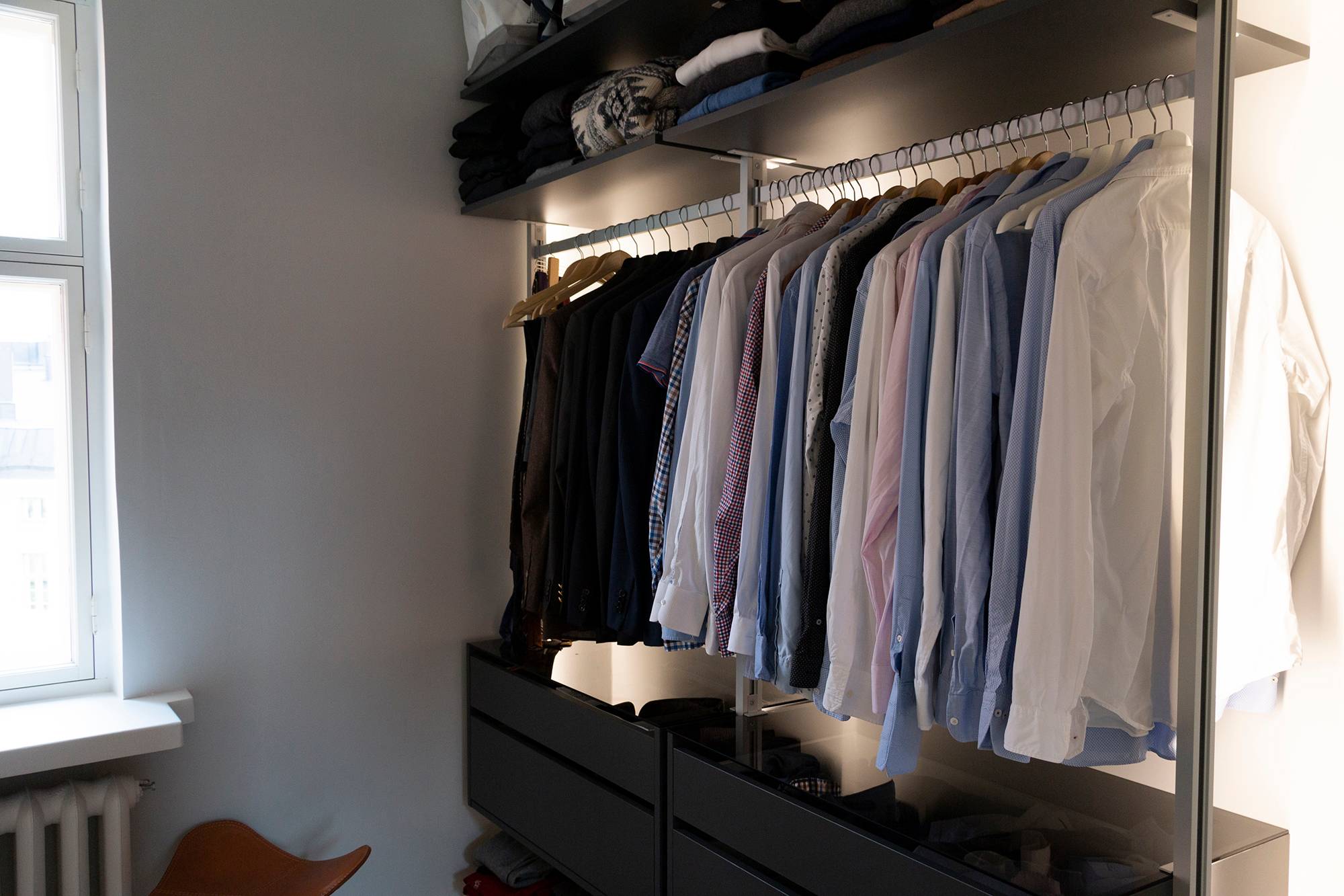 Tiras led iluminando ropa y armario con luz indirecta. Ledstore.fi