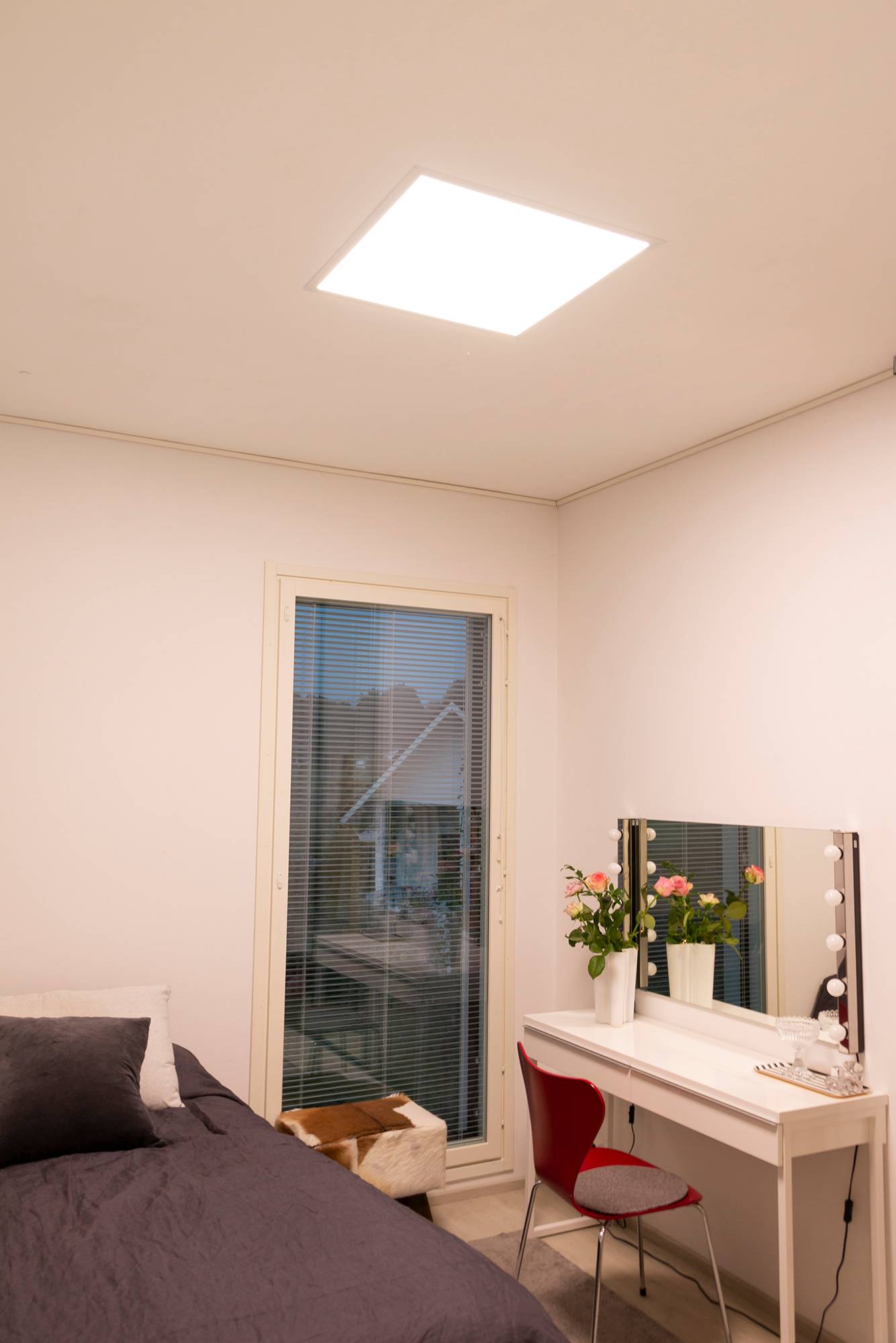 El panel de leds ilumina de forma muy uniforme y se asemeja a una claraboya. Ledstore.fi