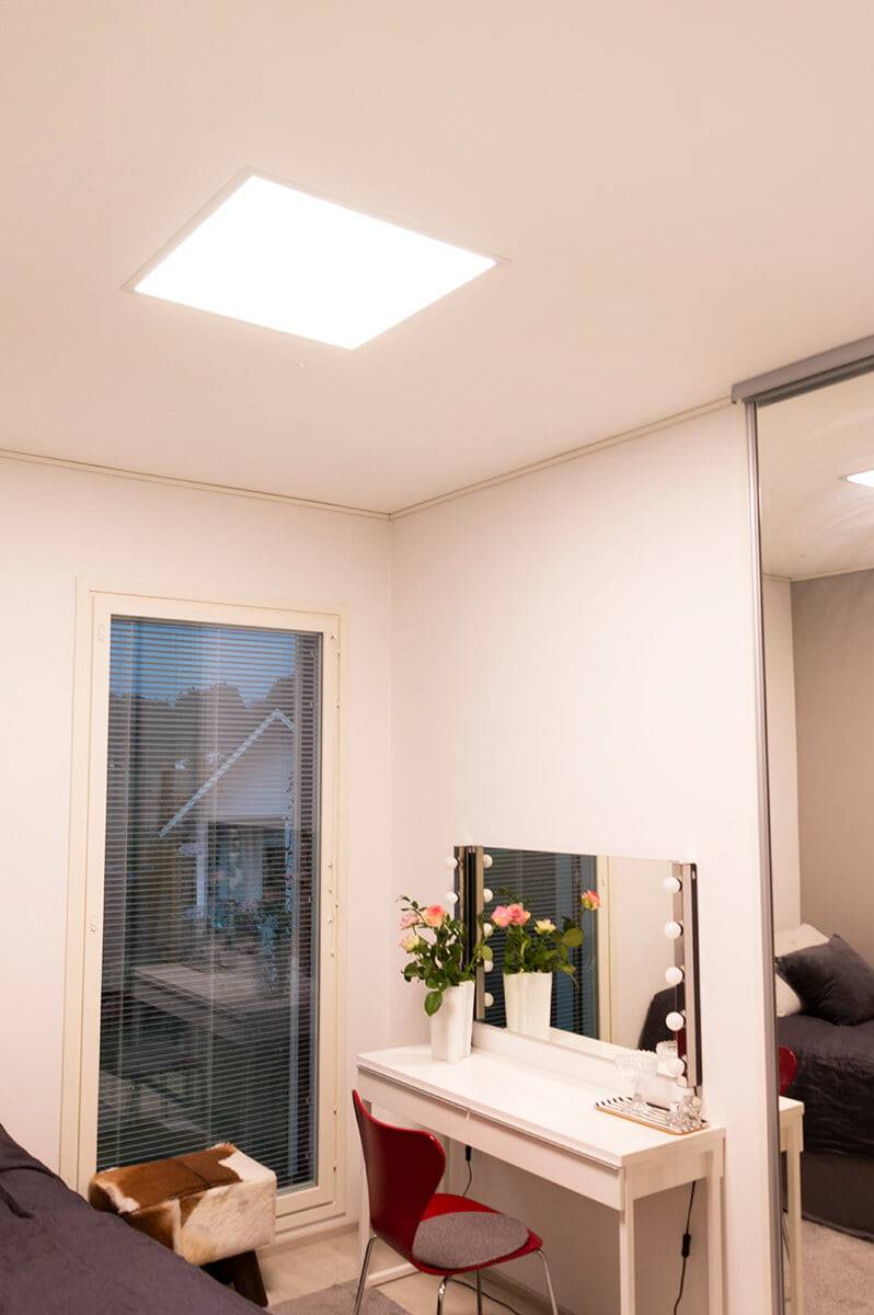 Imagen de fondo verde con un cuadrado blanco en el centro y el texto "LED STORE" en negrita y a gran tamaño para promocionar soluciones de iluminación energéticamente eficientes.