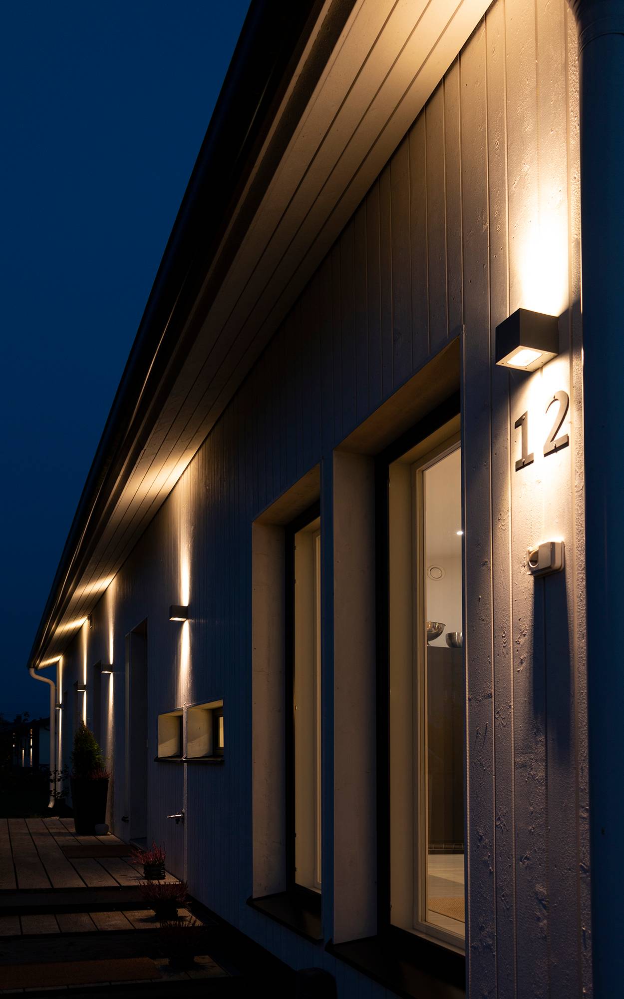 Iluminación de números de casa con CUBIC OUT. La luminaria ilumina en dos direcciones, hacia arriba y hacia abajo. Ledstore.fi