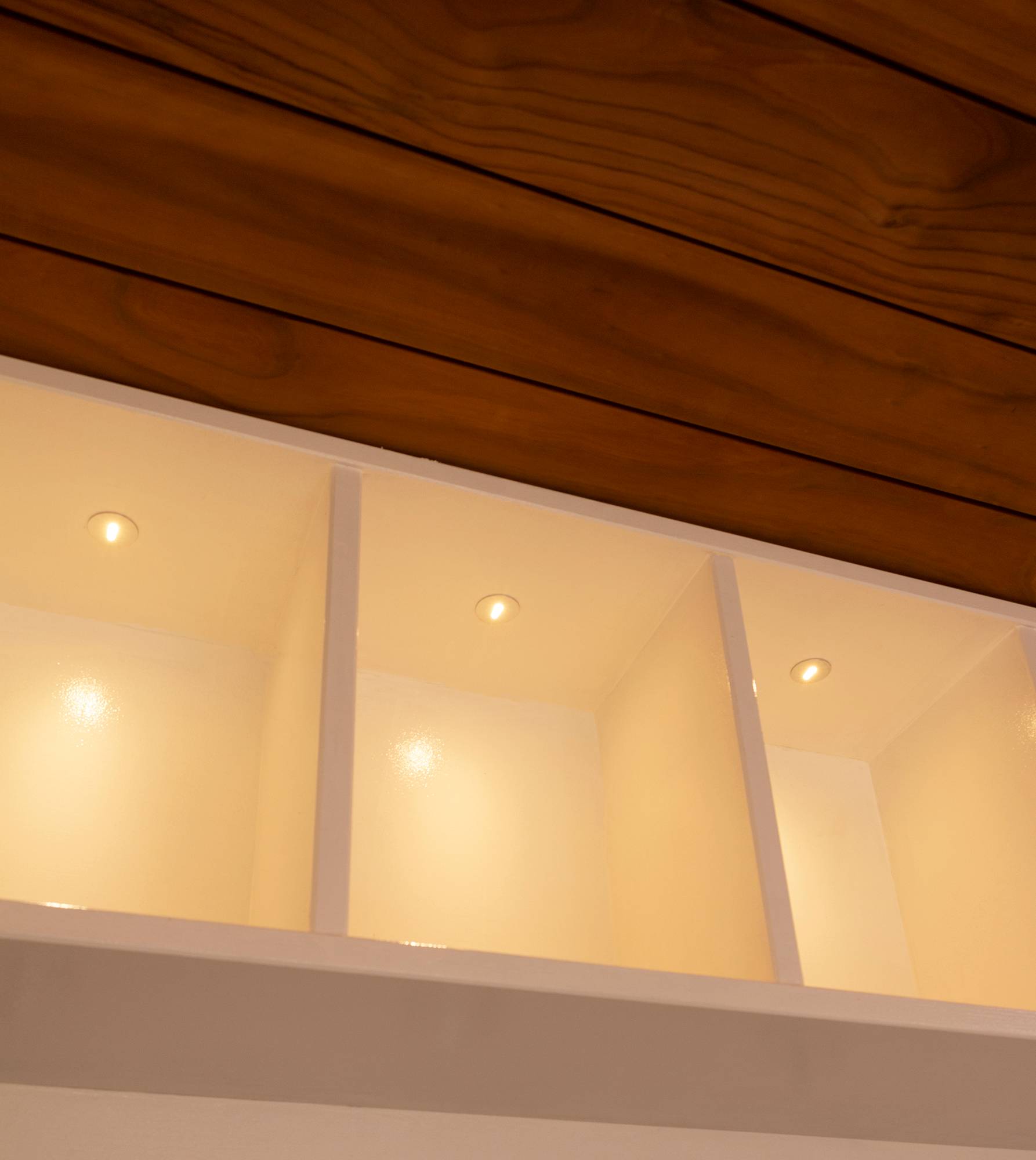 Estantes con focos de 1 w como luces de acento. Ledstore.fi