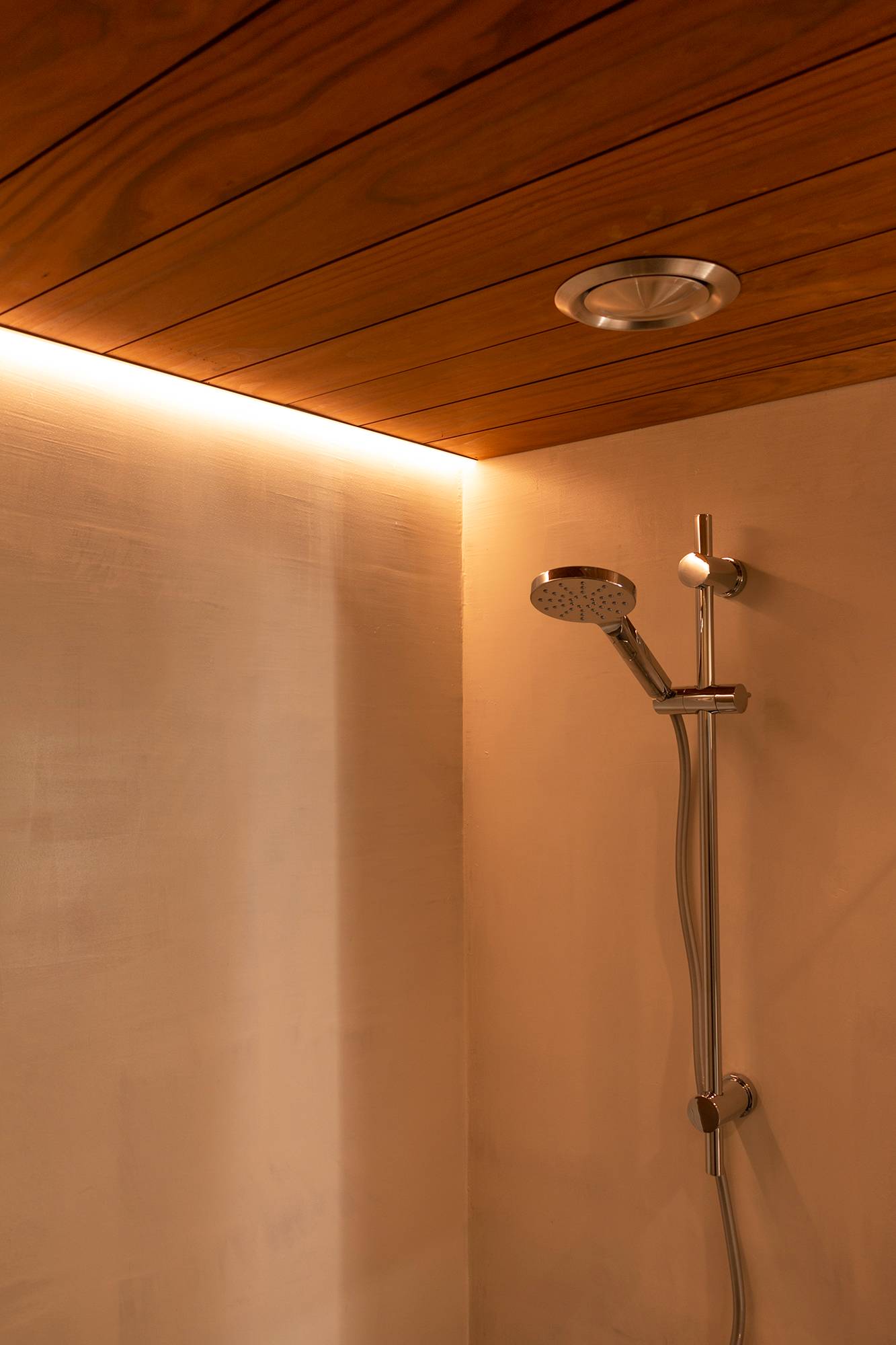 En un perfil esquinero a ras de techo, una tira de leds ilumina la ducha. Ledstore.fi