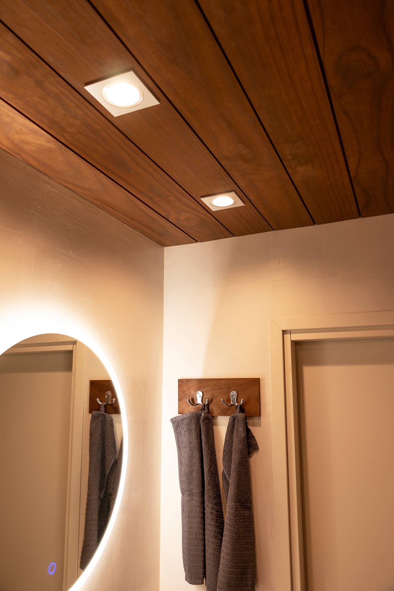 Focos colocados para iluminar la cara porque la luz del espejo brilla a través de la pared. La combinación de estas dos luces crea una excelente luz para el afeitado y el maquillaje. Ledstore.fi