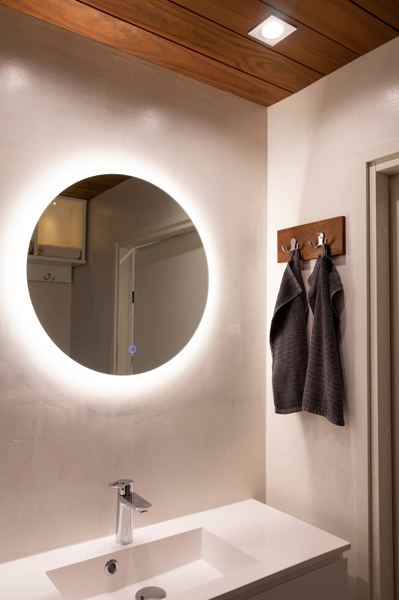 Espejo redondo con luz en el cuarto de baño. Los focos están colocados para iluminar la cara desde un lado, lo que crea una excelente luz para el afeitado y el maquillaje. Diámetro del foco 600 mm. Ledstore.fi