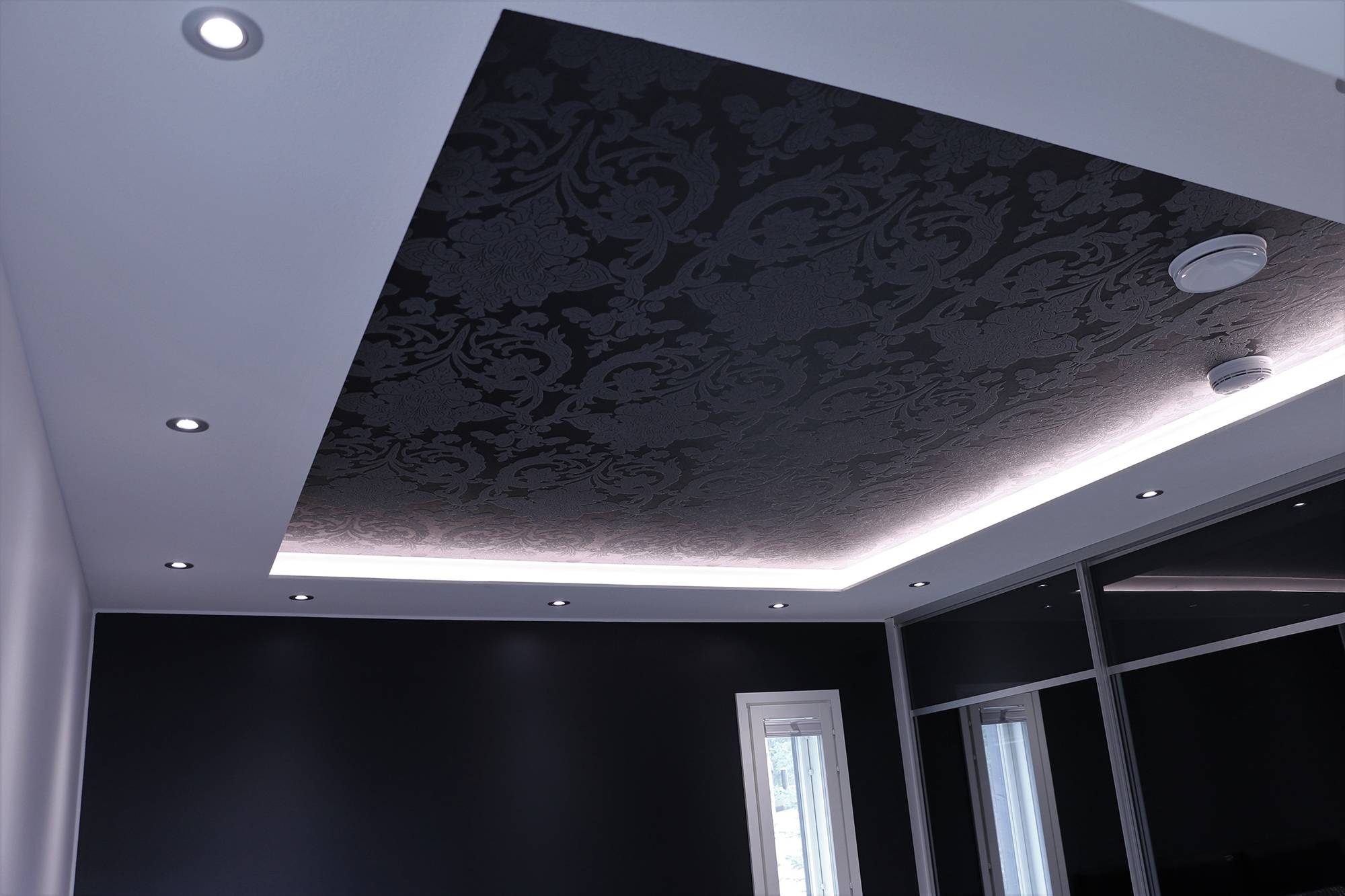 Iluminación impresionante en el dormitorio. Focos empotrados en el techo de la planta baja y una tira de LED sobre el techo de la planta baja, que ilumina indirectamente a través del techo. Ledstore.fi