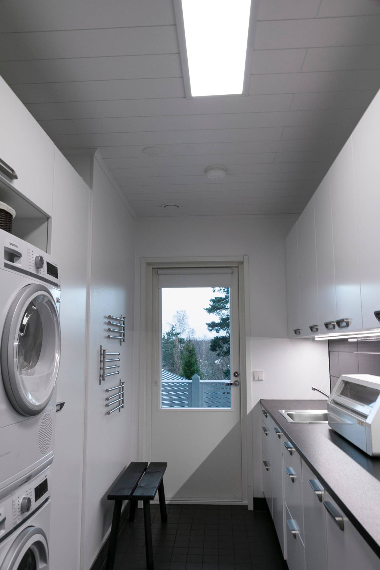 Iluminación de un lavadero realizada con un panel de 300x1200. La luminaria de panel tiene una apertura de 110 grados, es eficiente y no deslumbra. Ledstore.fi