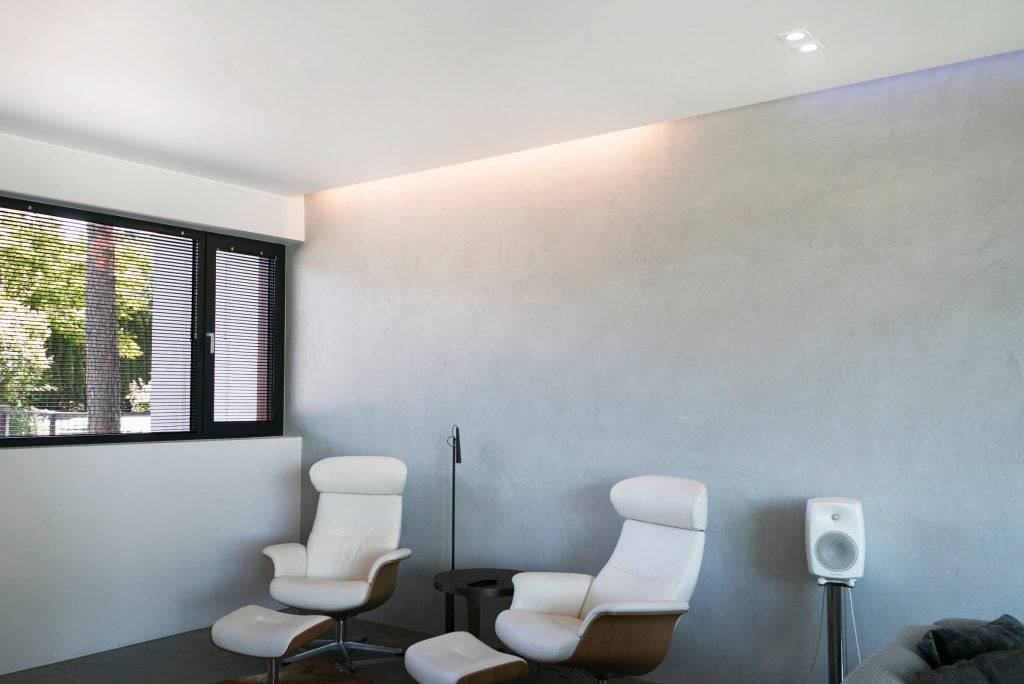 Fondo verde con cuadrado blanco; "LED STORE" en letras mayúsculas blancas en el centro, promocionando soluciones de iluminación energéticamente eficientes.