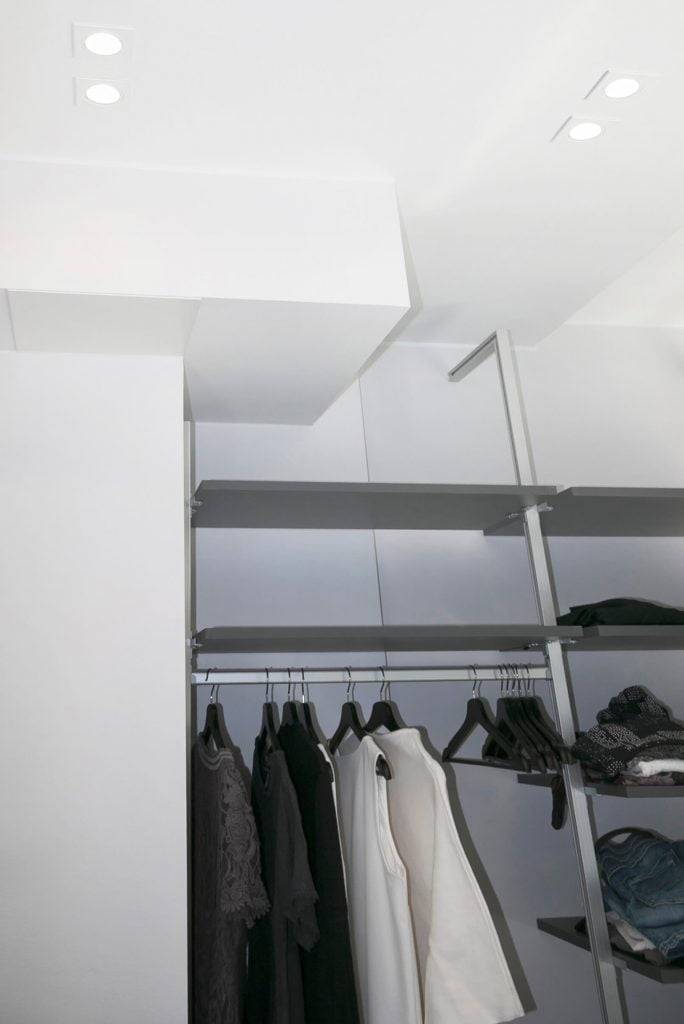 Logotipo de tienda de iluminación LED sobre fondo verde con un cuadrado blanco y el texto "LED STORE" en blanco, que realza la visibilidad de la tienda LED SEO.
