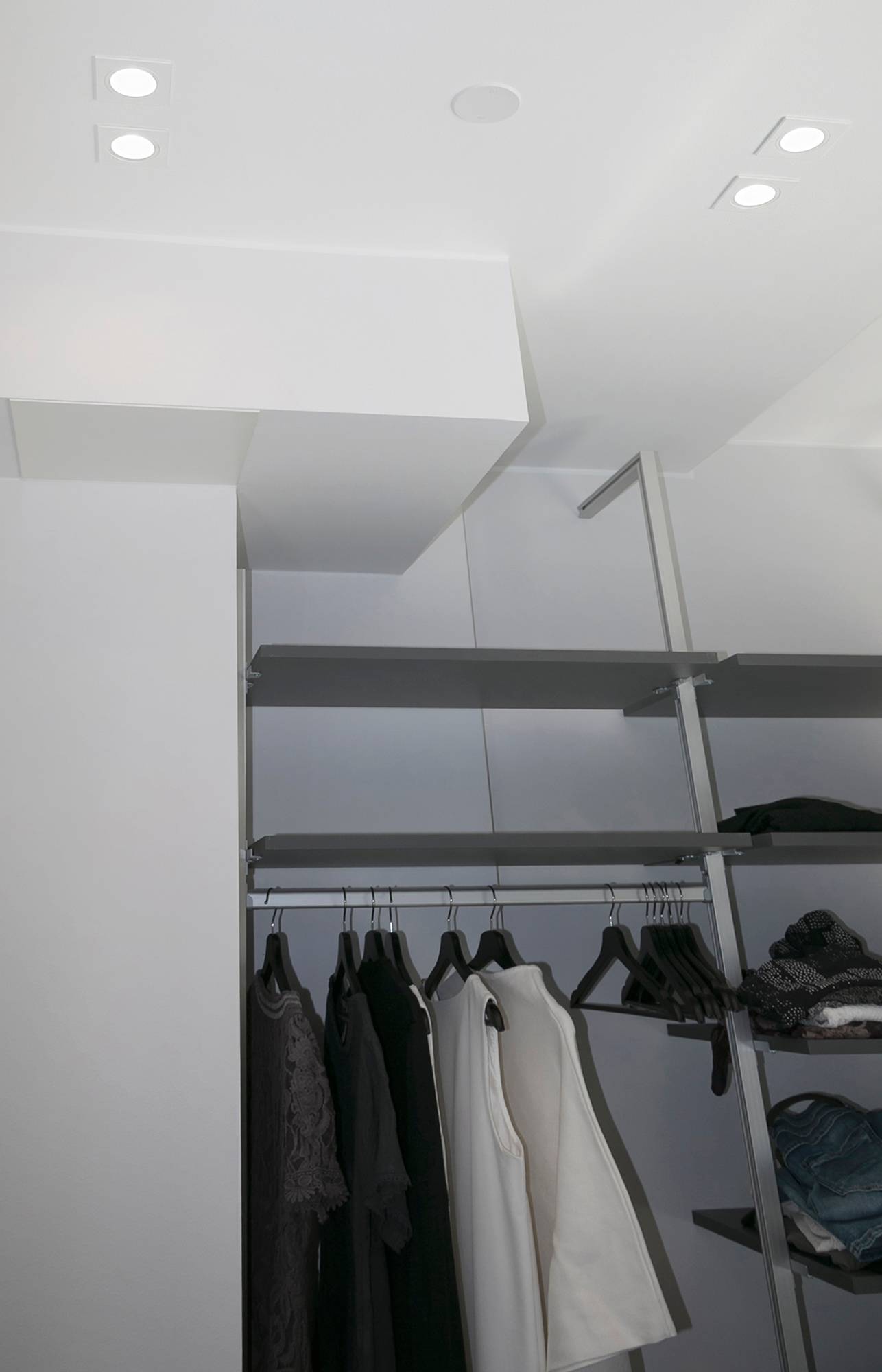 Led FINE KANTTI puntos en el techo del armario en parejas. Encontrará más lámparas led en la gama Ledstore. Ledstore.fi