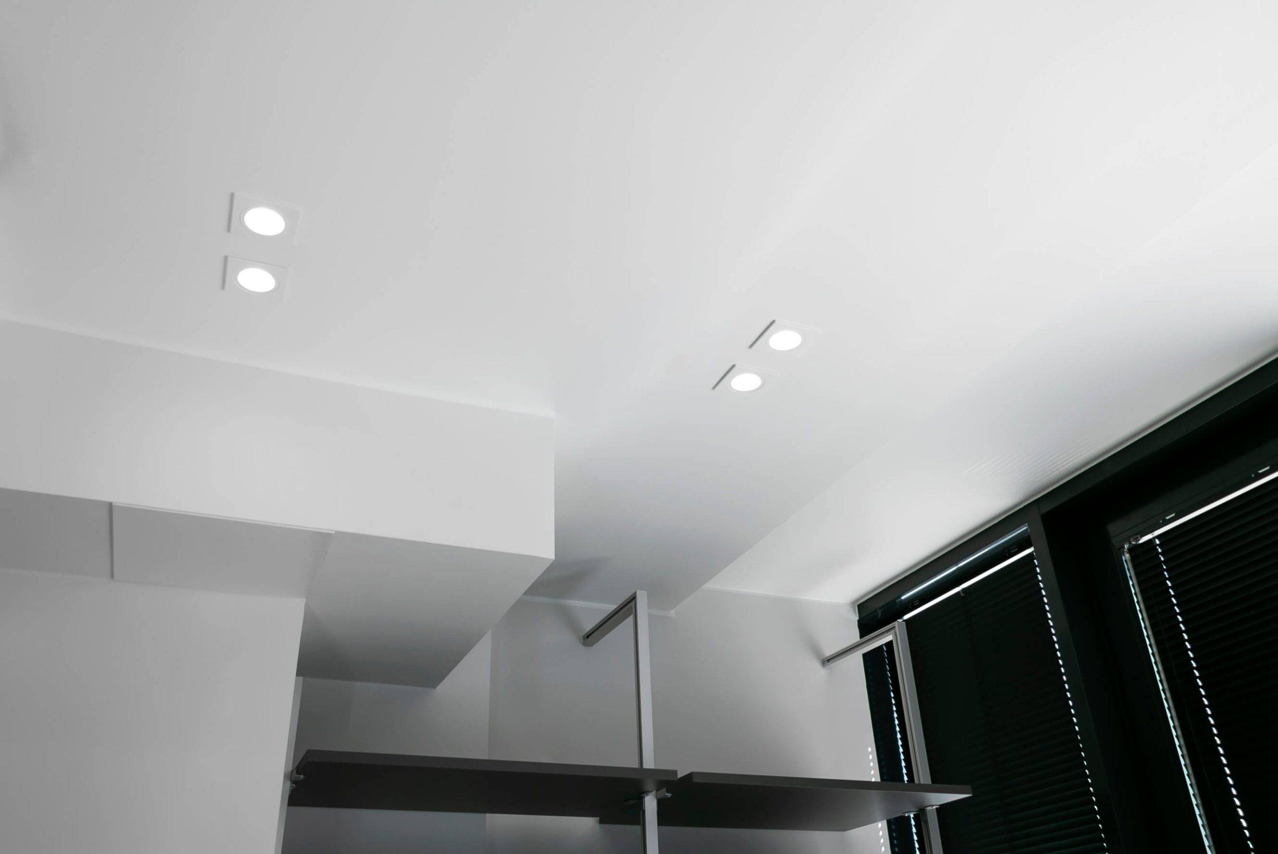 Texto LED STORE en mayúsculas y negrita dentro de un cuadrado blanco sobre fondo verde, destacando las soluciones de iluminación energéticamente eficientes.