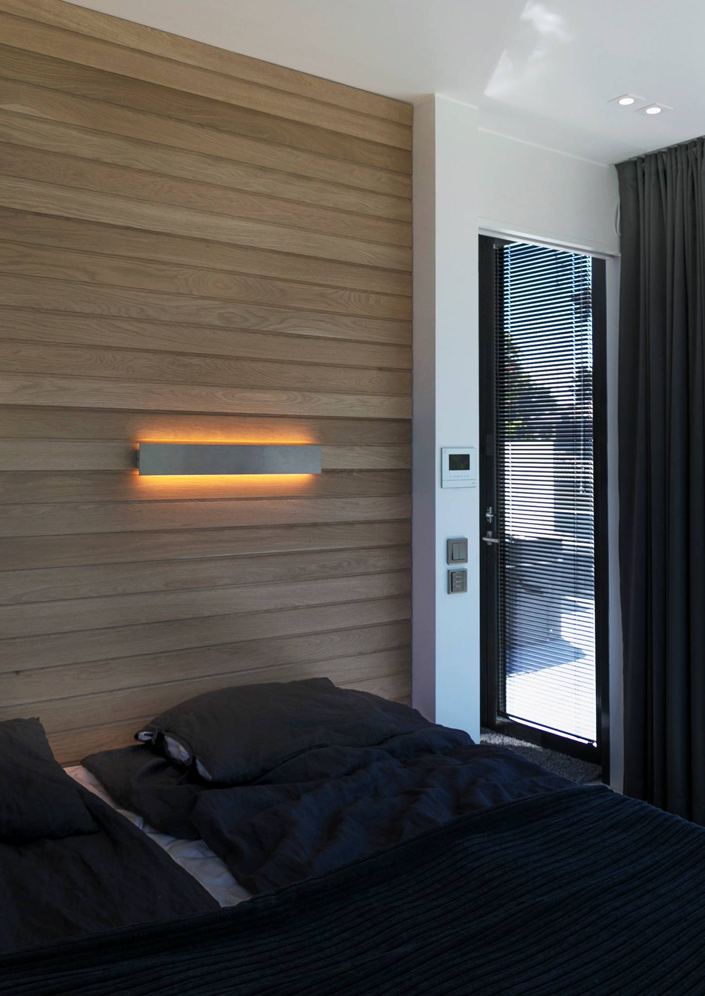Hermosa luz de ambiente bidireccional STRAIGHT para el dormitorio. Ledstore.fi