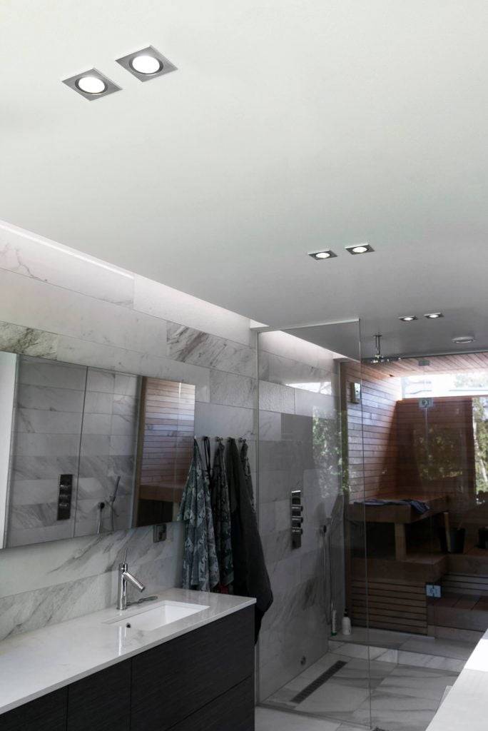 Un fondo verde con un cuadrado blanco que destaca "LED STORE" en letras mayúsculas blancas y en negrita simboliza soluciones de iluminación energéticamente eficientes.