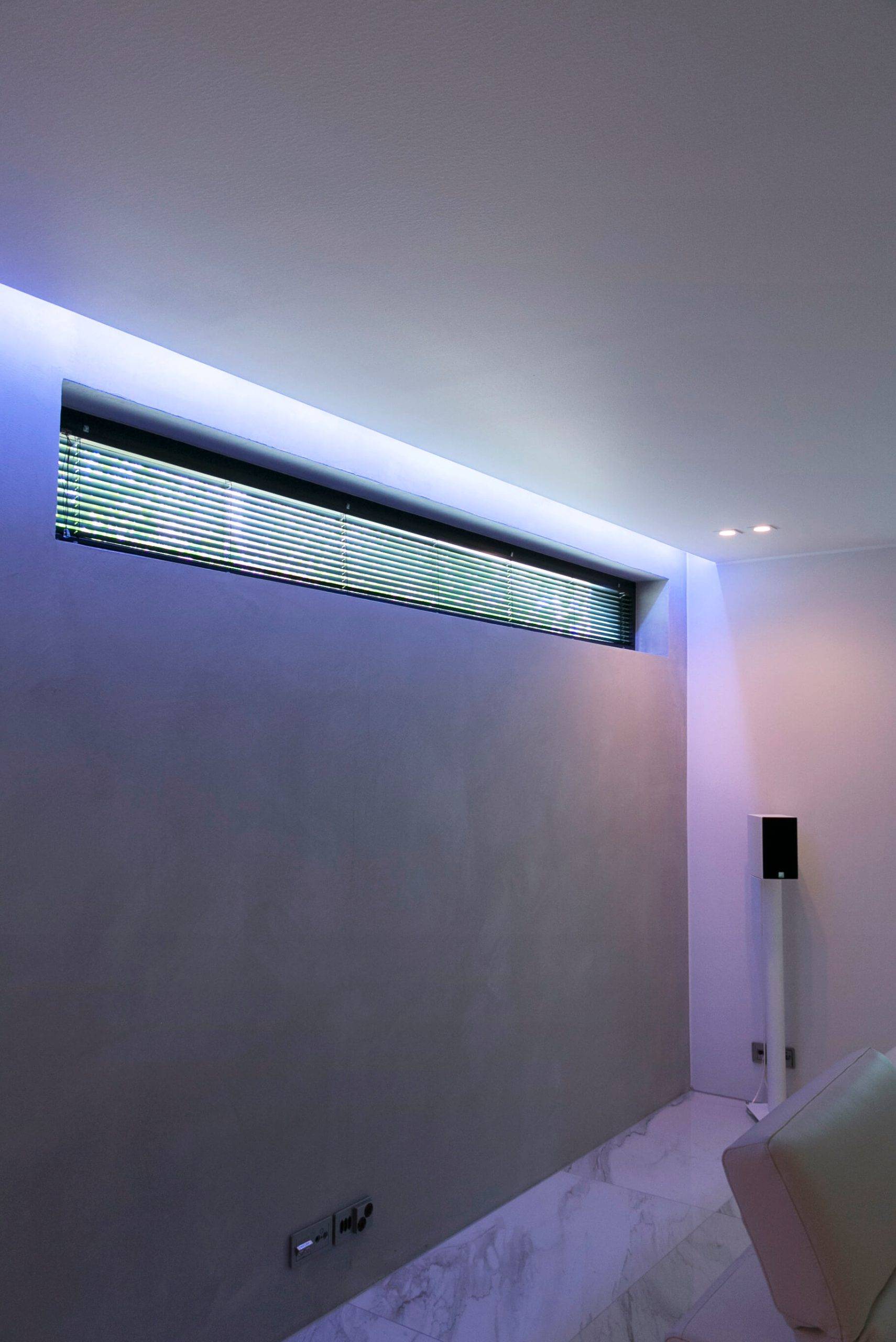 El texto "LED STORE" en un cuadrado blanco sobre fondo verde; la marca perfecta para soluciones de iluminación sostenibles.
